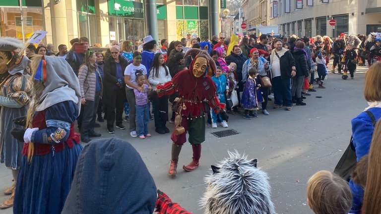 Auch ganz klassische schwäbisch-alemannische Narren und Häs-Träger eroberten an diesem Faschingsdienstag die Innenstadt von Stuttgart.