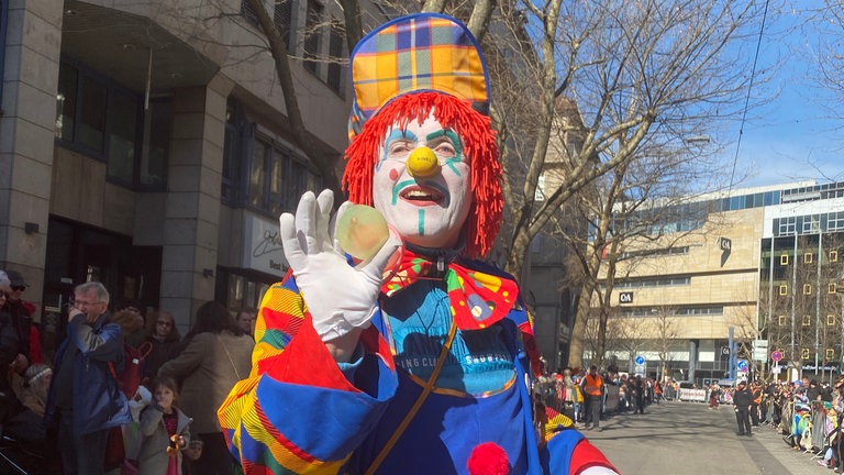 Auch ein Clown nahm teil am Faschingsumzug in Stuttgart - statt einer roten Nase trug er eine gelbe mit dem Logo von SWR1. Auch schön!