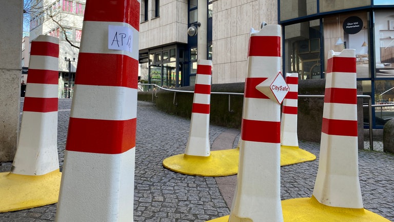 Der nicht lustige Teil beim Faschingsumzug 2025 durch Stuttgart: Die Zufahrten zum Umzug waren durch Poller versperrt, um Anschläge auf das närrische Treiben zu verhindern. 