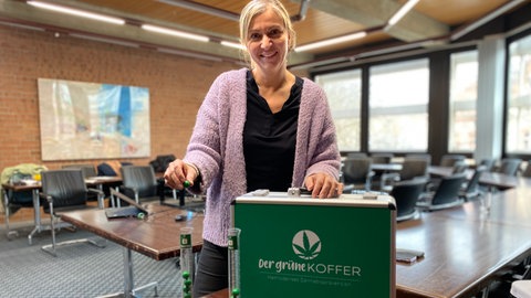 Prävention an Schulen vor dem Konsum von Cannabis mithilfe des "Grünen Koffers": Cornelia Knapp, Suchtbeauftragte im Kreis Ludwigsburg, zeigt bei einer Fortbildung für Lehrer Lehr-Material für den Unterricht.