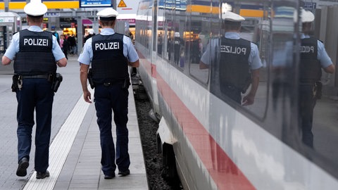 Bundespolizei läuft an einem ICE im Bahnhof entlang: Die Bundespolizei sucht Zeugen in einem Fall von "Upskirting" in einem Zug von Stuttgart nach Frankfurt. (Symbolbild)