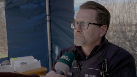 Ein Polizeibeamter bei einer Drogenkontrolle in Bad Boll.