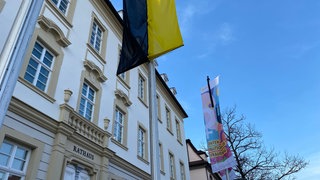 Die Stadt Ludwigsburg geht voran: Als bundesweit erste Stadt führt sie einen Gedenktag für gewaltbetroffene Frauen ein. Am Rathaus hängt dazu Trauerbeflaggung.
