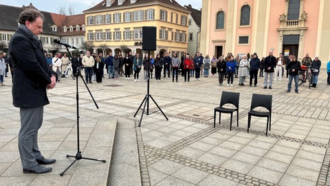 Oberbürgermeister Knecht auf dem Marktplatz in Ludwigsburg bei Gedenktag für von Gewalt betroffene Frauen