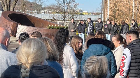 Menschenmenge bei der Albertville-Realschule in Winnenden. Dort ereignete sich vor 16 Jahren ein Amoklauf. 