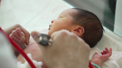 Baby Finnley bekommt am Klinikum Stuttgart eine Immunisierung gegen das RS-Virus.