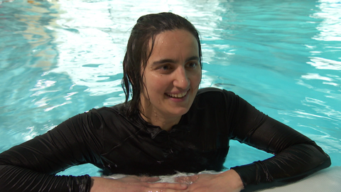 Alev Gövec hat gestartet als Nichtschwimmerin - heute hat sie das Bronzeabzeichen. Sie genießt die Zeit im Kurs mit ihren Freundinnen und hat nun den Rettungsschwimmer als nächstes Ziel.
