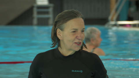 Ute Wolfangel vom Arbeitskreis Asyl leitet den Schwimmkurs in Weil der Stadt. Sie hatte schon in Griechenland Geflüchteten das Schwimmen im Meer beigebracht.