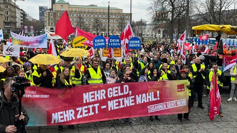 Kundgebung auf dem Schlossplatz in Stuttgart: 2.000 Personen waren laut ver.di dem Aufruf der Gewerkschaft gefolgt