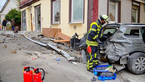Ein Bus soll in Kirchheim mit diesem Pkw kollidiert sein und ihn dann zur Seite geschoben haben. 