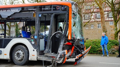Ein Bild der Verwüstung: Ein Bus soll mit einem Pkw und zwei Hauswänden kollidiert sein. 