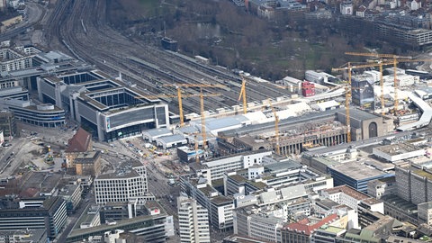 Die Großbaustelle Stuttgart 21 prägt das Stadtbild und führt dieses Jahr zu einer Rekordzahl an Zugausfällen.