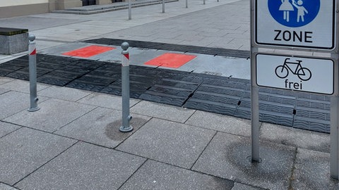 Das abgeklappte Sperrsystem vor dem Göppinger Rathaus 