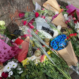 Blumen und Kerzen liegen am Unfallort in Ludwigsburg. Hier wurden am vergangenen Donnerstag zwei unbeteiligte Frauen getötet, nachdem ein Teilnehmer eines mutmaßlich illegalen Autorennens ihr Fahrzeug mit überhöhter Geschwindigkeit erfasste.