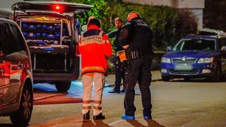 Polizei und Notarzt am Tatort: In Ostfildern wurde am Sonntag eine 39-Jährige Frau wohl von ihrem Ex-Freund getötet.
