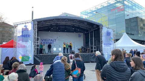 Publikum auf den Stuttgarter Schlossplatz zum Gedenken zum 100. Todestag von Rudolf Steiner