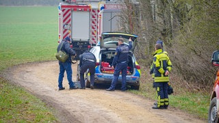 Bei Weilheim an der Teck (Kreis Esslingen) ist ein Kleinflugzeug in einem Waldgebiet abgestürzt. Wie es zu dem Absturz kam, ist noch unklar.