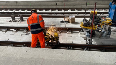 Ein Arbeiter schweißt Schienen im Tiefbahnhof von Stuttgart 21 zusammen. Sämtliche Schienen zwischen Feuerbach im Nordwesten Stuttgarts und Wendlingen (Kreis Esslingen) im Südosten des Projekts Stuttgart 21 sind verlegt. In der Bahnhofshalle werden nun in den kommenden Tagen die letzten Lücken zwischen den Schienen zusammen geschweißt. 