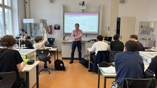 Lehrer Werner Fick vor seine Schuklasse. Er bekommt den Lehrerpreis in diesem Jahr