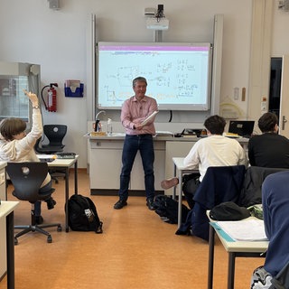 Lehrer Werner Fick vor seine Schuklasse. Er bekommt den Lehrerpreis in diesem Jahr