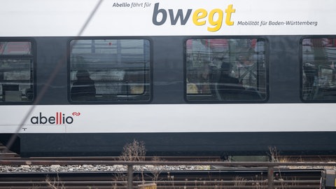 Ein Zug des Verkehrsunternehmens Abellio in Stuttgart. Für "bwegt" fährt Abellio schon lange nicht mehr. Die SWEG hatte die Unternehmensanteile kurzfristig übernommen. (Archivbild)