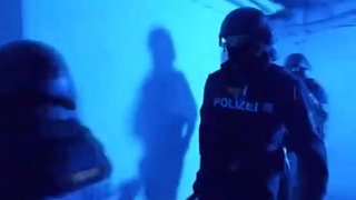 Polizisten bei einer Razzia am Dienstag gegen die 'Ndrangheta: Bei Durchsuchungen von 40 Objekten vor allem in Kalabrien und dem Raum Stuttgart wurde gestern auch ein deutscher Polizist festgenommen.