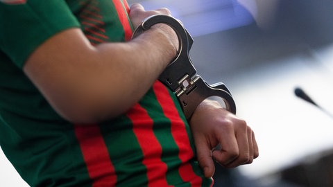 Eindrücke aus Stuttgart-Zuffenhausen: Abgebrannte Mülleimer, Hund im Kofferraum, Angeklager in Handschellen vor Gericht