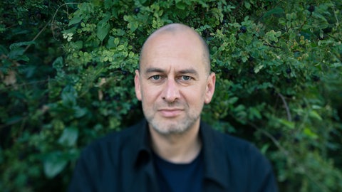 Autor und Mafia-Experte Sandro Mattioli schaut in die Kamera.