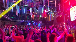 Menschen mit Behinderungen tanzen barrierefrei in einer Diskothek in Freiberg am Neckar