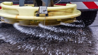 Ein Räumfahrzeug streut Salz auf eine Straße. Diese Woche ist die Region auf dem Glatteis ganz schön ins Rutschen gekommen. Beim Streuen muss es nicht immer Salz sein. Oder habt ihr gewusst, dass Gurkenwasser, Alkohol oder Zucker ebenfalls bei Glatteis helfen können? Womit man sonst noch Straßen und Wege vom Eis befreien kann, erfahrt ihr im Wochenrückblick.