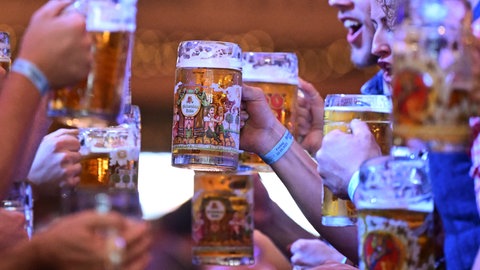 Anstoßen mit Bier auf dem Stuttgarter Frühlingsfest 2024