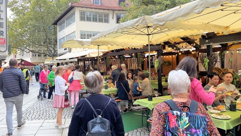 Nicht nur fürs Viertele: Das Stuttgarter Weindorf ist auch für das breite Essens-Angebot bekannt (Archivbild