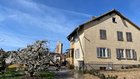 Nach einem Brand in Kirchheim am Neckar ist eine Scheune eingestürzt.