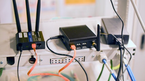 Server und Vermessungsgeräte für Künstliche Intelligenz (Archivbild)