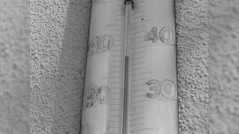 Ein Thermoemeter zeigt an, dass die Temperatur weit über 30 Grad gestiegen ist.