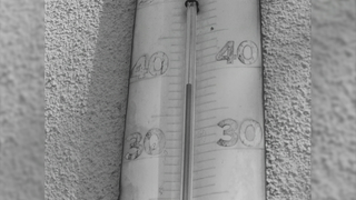 Ein Thermoemeter zeigt an, dass die Temperatur weit über 30 Grad gestiegen ist.