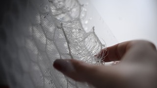 HydroSKIN ist ein Material aus drei Schichten. Es kann an der Außenfassade von Gebäuden angebracht werden und dort Wasser aufnehmen.