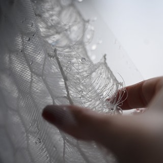 HydroSKIN ist ein Material aus drei Schichten. Es kann an der Außenfassade von Gebäuden angebracht werden und dort Wasser aufnehmen.