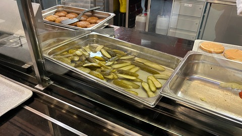 Gurken in einer Schale in der SWR-Kantine in Stuttgart. Ist Gurkenwasser eine echte Alternative für Streusalz bei Glatteis? 