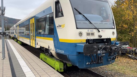 Die beiden modernen Triebwagen der Wieslauftalbahn, also des "Wiesel", waren von Rudersberg aus zur Reparatur auf einem Spezialzug abtransportiert worden. Die Züge wurden bei den Überflutungen infolge des Starkregens im Frühjahr stark beschädigt.