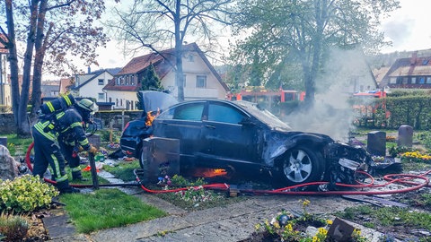 Ein Auto fährt auf einen Friedhof in Gerlingen