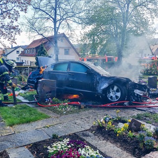 Ein Auto fährt auf einen Friedhof in Gerlingen