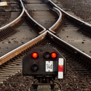 Gleise und eine Weiche mit Rotlicht: Wegen Reparaturen beim Hauptbahnhof Stuttgart nach einer Entgleisung am Samstag kommt es zu weiter zu Behinderungen. (Symbolbild)
