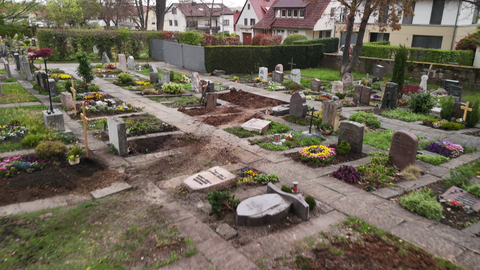 Zerstörte Gräber auf dem Friedhof in Gerlingen. Am Montag ist ein Auto auf den Friedhof gefahren und in Flammen aufgegangen. Der Fahrer wurde schwer verletzt, mehrere Gräber zerstört.