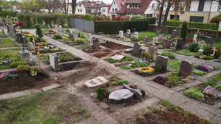 Zerstörte Gräber auf dem Friedhof in Gerlingen. Am Montag ist ein Auto auf den Friedhof gefahren und in Flammen aufgegangen. Der Fahrer wurde schwer verletzt, mehrere Gräber zerstört.
