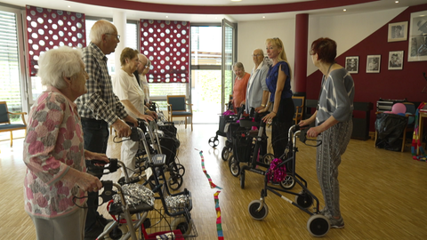 Senioren stehen in Formation zum Tanzen bereit