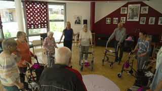 Am Rollator lernen Senioren tanzen