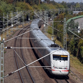 Ein ICE der Deutschen Bahn fährt bei Wiesental auf der Schnellfahrstrecke Mannheim-Stuttgart (Archivbild)