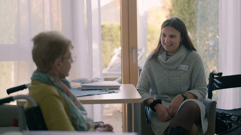 Katharina Schlenker mit Dame im Hospiz.