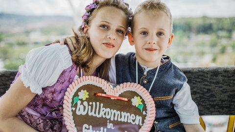 Zwei Kinder werben für das Stuttgarter Frühlingsfest 2025.